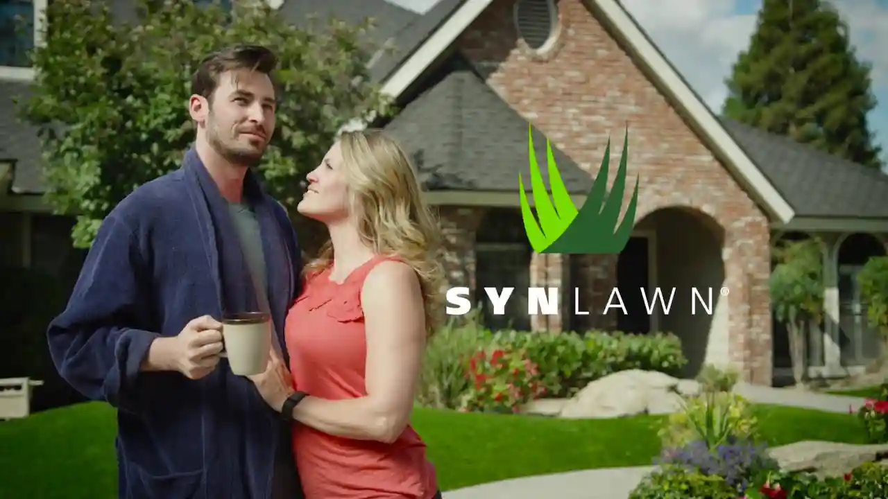Image of happy couple after purchasing SYNLawn artificial grass